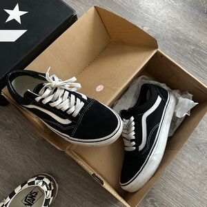 Vans Men's Black and White Sneakers